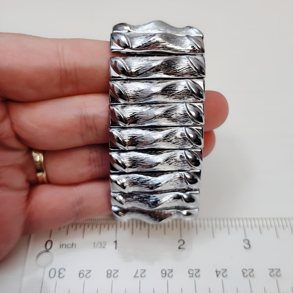 Vintage Hong Kong Textured Silver tone Accordion Stretch Bracelet - Picture 6 of 8